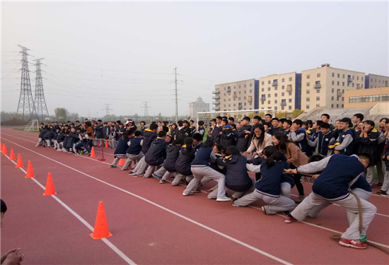 我校初一拔河比赛成功举办